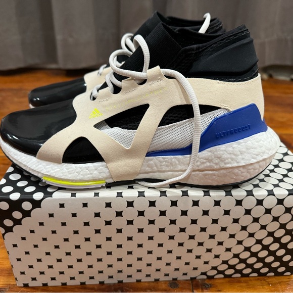 Stella McCartney x Adidas Women’s UltraBoost 21 - Picture 2 of 6